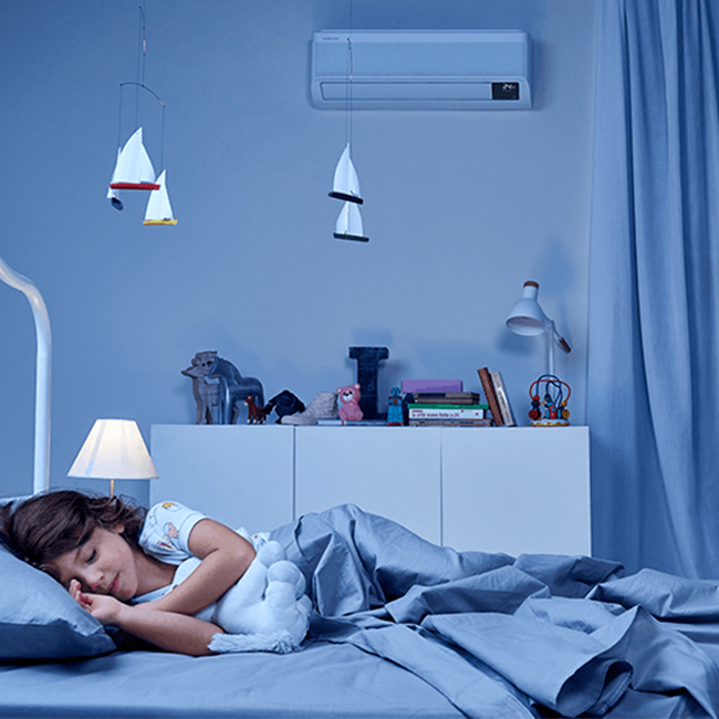 Samsung Windfree Comfort airconditioner wandmodel geplaatst in een slaapkamer waarbij het kind slaapt