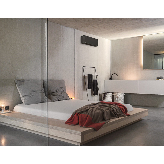 Daikin Stylish Black in slaapkamer: Elegante koeling met stilte. Invertermotor, energiezuinig, modern design. Zwart elegante design airconditioner.