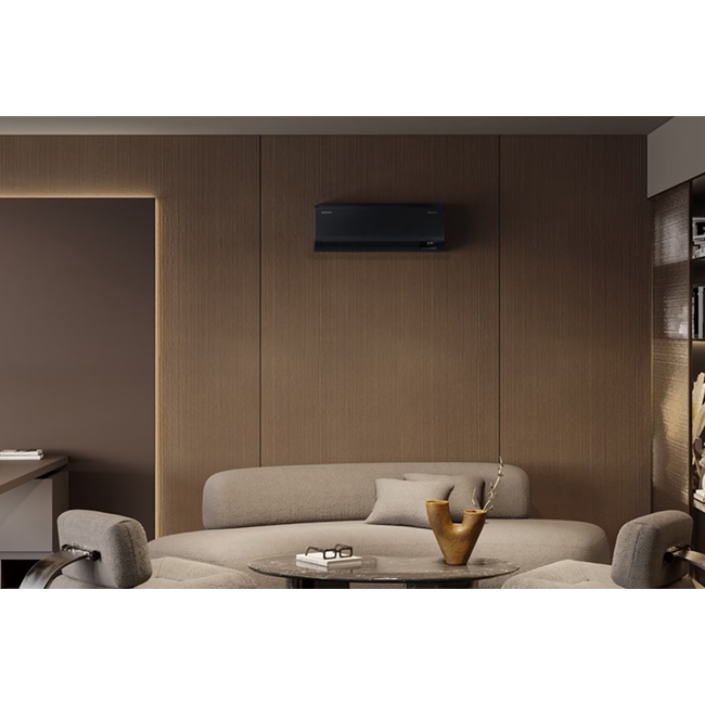 Zwarte Samsung Windfree Comfort-airconditioner aan muur. Stil, energiezuinig, Windfree-technologie voor luchtcomfort. Auto-modus, slaapmodus, timer.